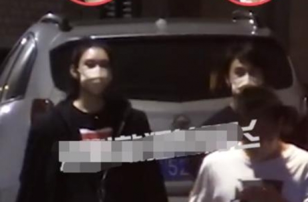 何猷君携奚梦瑶外滩约会，疑特地陪老婆参加活动，牵手搂腰超甜蜜