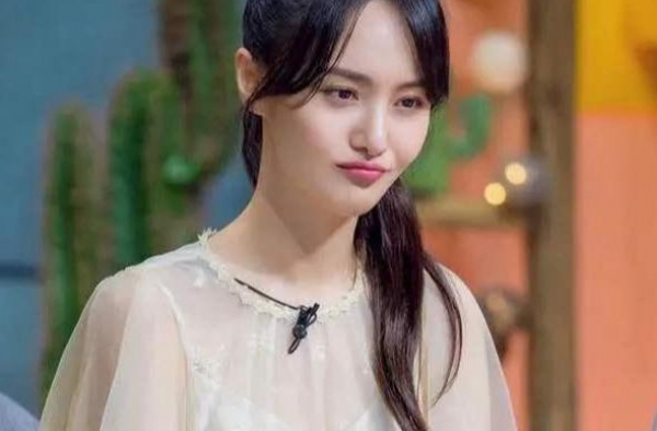 她本是郑爽前辈，却被不理智粉丝要求改名，今靠小郑爽“翻红”