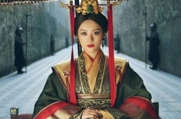 《甄嬛传》里的华妃，历史上地位到底多高？雍正曾为了她不顾祭典