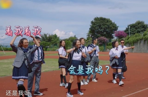 收官之旅谢娜最先离开，镜头拍到四位妻子表情，感情亲疏一看便知