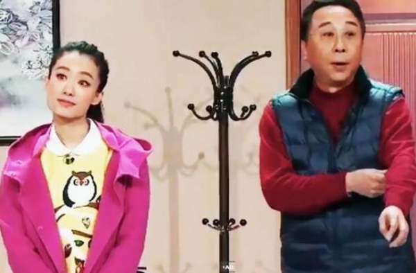 她是冯巩“闺女”！上4次春晚都不红，今凭借与贾玲跷二郎腿爆红