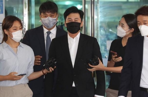 YG娱乐前代表梁铉锡出席庭审，承认参与境外非法赌博