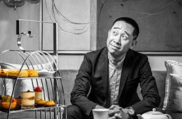 他是冯巩爱徒，也是贾玲昔日搭档，2014年为了捞快钱自毁前途