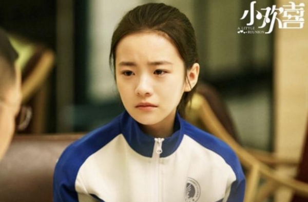 “英子”李庚希吸烟再被拍，20岁手法娴熟，清纯少女只是人设
