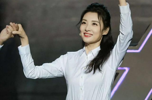 52岁周涛近照曝光，笑起来灿若星辰，网友：岁月从不败美人