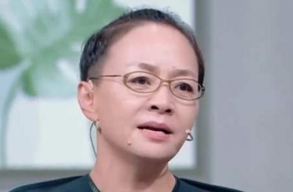 宋丹丹用“纸箱”给孙子当摇篮被吐槽，得知价格后：原谅我不配
