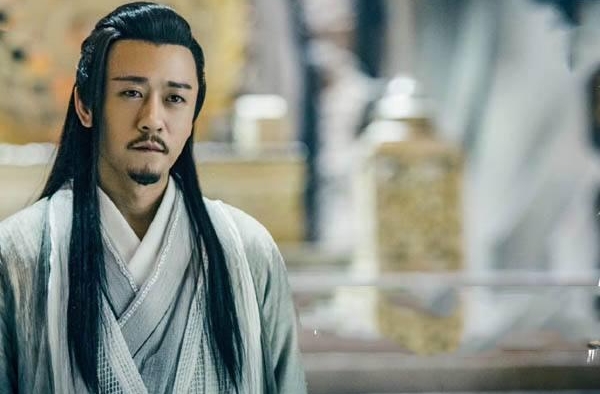亲妈是导演，干妈也是导演，18年都没捧红他，娶媳妇改名后火了
