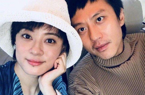 邓超终于公开露面，长相变化也太大了，你看看他长得像谁？