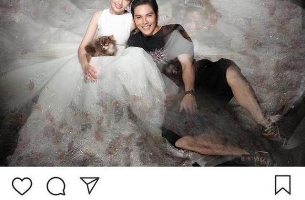 向佐晒照庆与郭碧婷结婚一周年 两人甜笑幸福十足