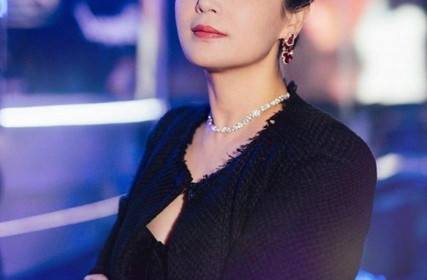 多年前，她的婚姻被人唾弃，多年后，她的婚姻幸福无比，陈红凭啥