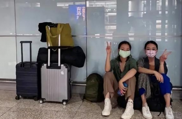 影后周迅与阿雅在机场席地而坐，大包小包衣着破旧，好像保洁阿姨