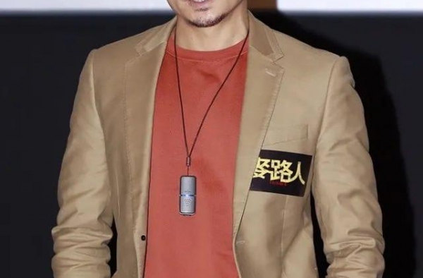 55岁郭富城显老态？这一次“怪”发型了，他这些造型优雅绅士