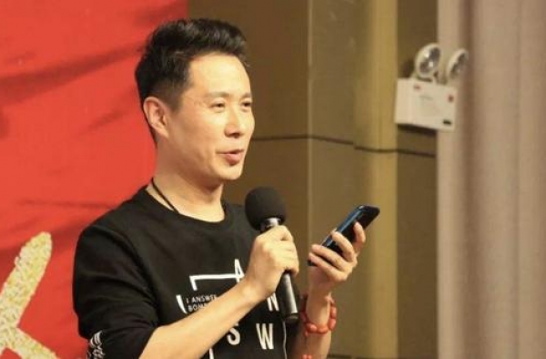 23岁嫁大11岁国家一级演员，两人拍戏擦出火花，今儿子很帅气