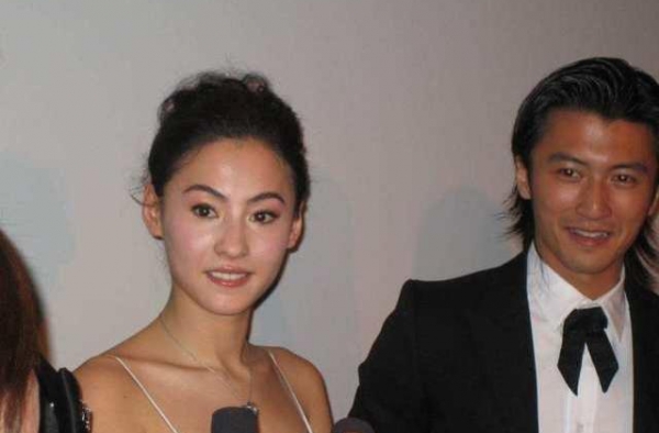 51岁王菲罕见现身，状态完美似少女，七夕谢霆锋官宣产女是乌龙