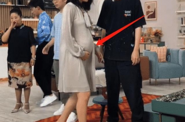 39岁朱丹为赚奶粉钱上节目捞金，挺超大孕肚连鞋都要助理帮忙换