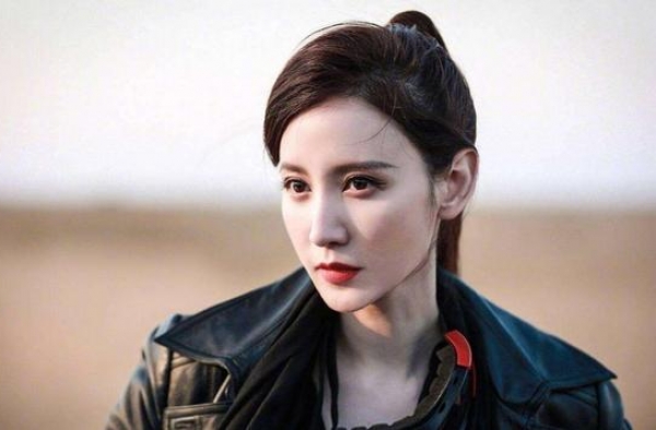 张萌夫妻罕见合体！富豪老公头发稀疏疑秃顶，与妻子同框竟像父女