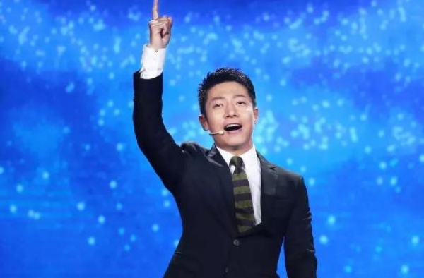央视名嘴撒贝宁：娶外国娇妻喜得龙凤胎，挚爱女人离世成一生的痛