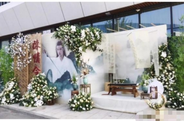 杨幂过生日，真爱粉展现饭圈最贴心应援，就连路人也有被感动到
