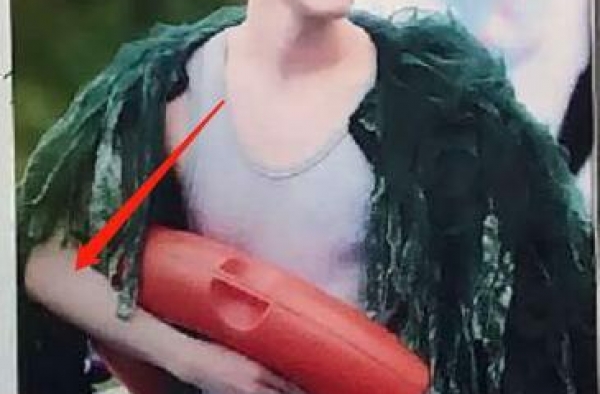 肖战《青游》镜头曝光，腰缠救生圈做游戏，黑粉因颜值已倒戈