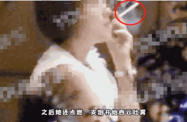 马伊琍聚会室内抽烟，姿势娴熟似老烟枪！直言别过分抬高女性