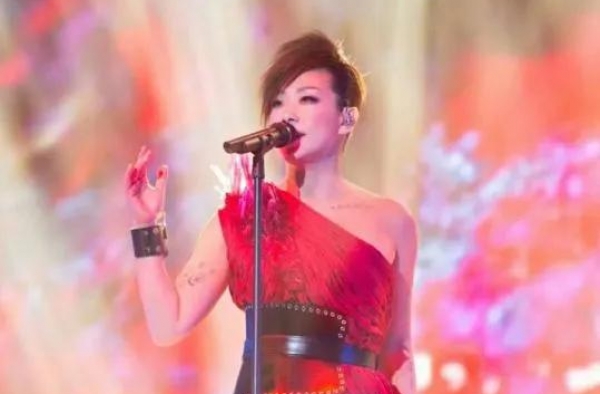 林忆莲太辣眼睛！54岁穿大红紧身裙登台演出，赘肉溢出发福明显