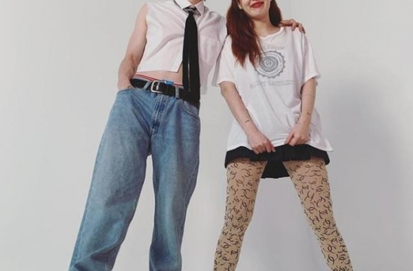 金晓钟晒与女友合照，拥抱方式让人有些接受不来，泫雅也太大胆了