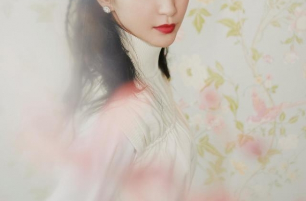 李冰冰米色衬衫叠搭毛衣显温柔闲适 半扎马尾又美又仙