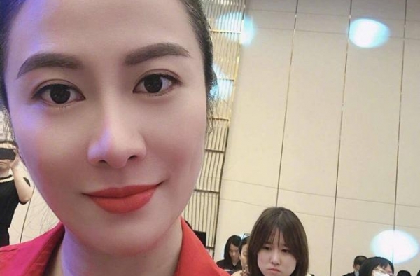 叶璇再爆猛料！透露圈中好友整容失败，脸上东凸西凹非常恐怖
