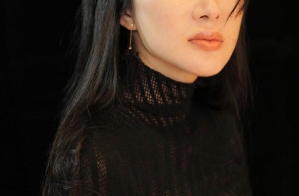 杜星霖产后首发文，晒69岁张纪中与女儿牵手合照，画面温情满满