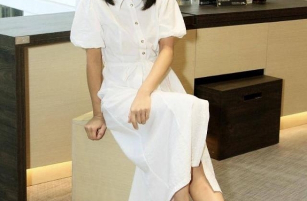 前TVB女星和老公相识18年公开婚姻保鲜法，育三子女仍像少女