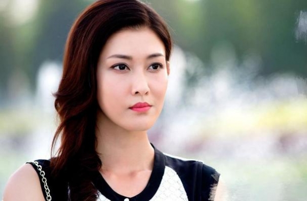 ＂艾莉＂李彩桦近况曝光，现身活动戴超粗金链，欠巨额债务忙捞金