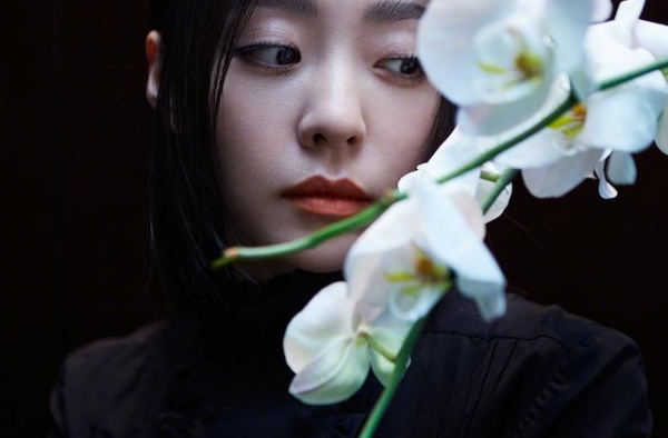 张靓颖首秀崩溃，直播互动被骂小三！大方承认现男友就是前伴郎