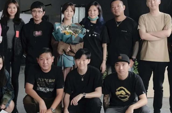 杨紫首次和偶像赵薇合作！体型消瘦还敢素颜出镜，暴露憔悴一面