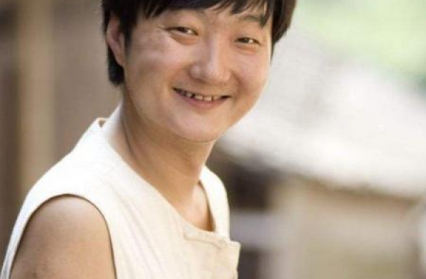 王大治携妻女街头吃路边摊，发现被拍急忙捂脸，娇妻颜值不输董洁