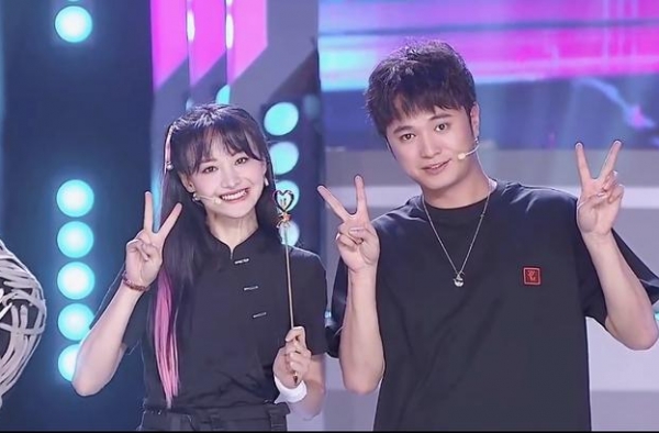 郑爽现身名人赛直播，黑色装扮依旧不失少女感，像极了电竞少女
