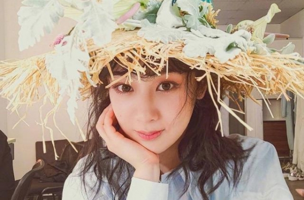 杨紫出演赵薇新剧，与偶像素颜温馨合照，这二人确定相差17岁？
