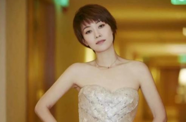 马伊琍离婚后“人设崩塌”！被拍室内吸烟，吞云吐雾如老烟枪