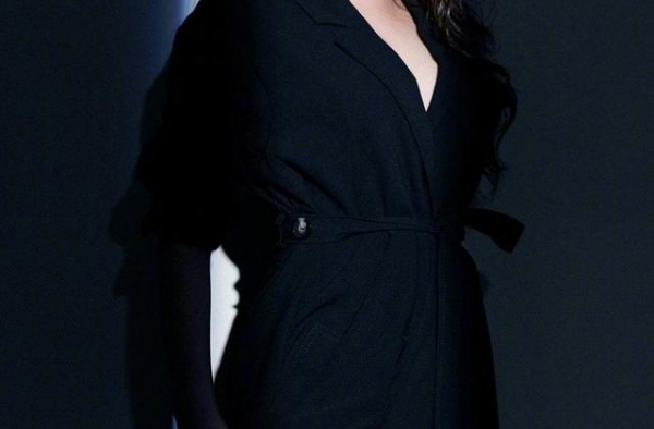 性感好身材美女明星大嫂徐冬冬硬朗美照带来异样风情