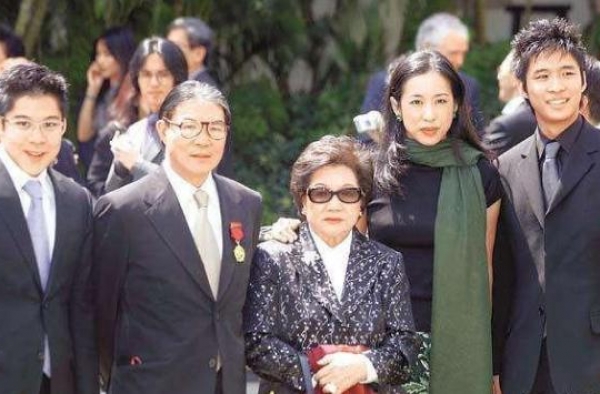 “间接”导致霍震霆和朱玲玲离婚的侯玉婷，如今已退休成模范婆婆