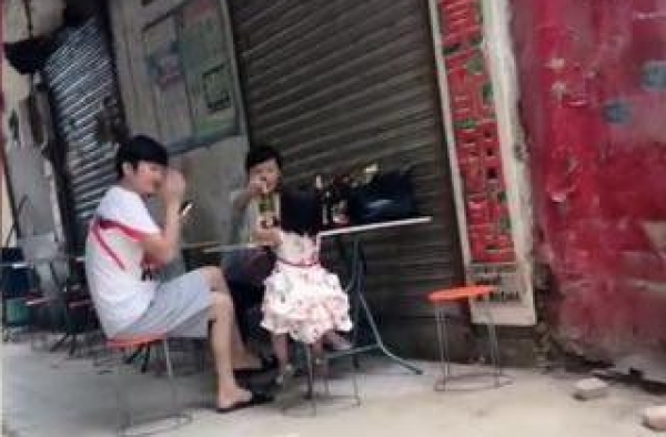 娱乐圈丑男王大治：带妻女吃路边摊，正式回归家庭了？