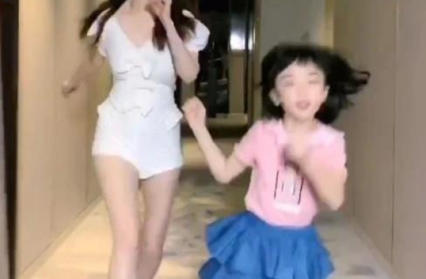 49岁洪欣不服老，穿体操服和女儿拍视频，张丹峰这都能忍？