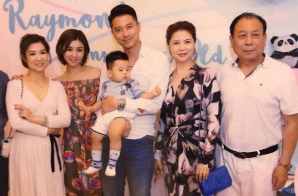李小萌婆婆比她还惊艳，同穿印花姐妹装，婆婆身姿挺拔一脸贵妇范