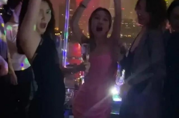 关晓彤深夜蹦迪，性感短裙配亮片丝袜，鹿晗直呼精神小姑娘？