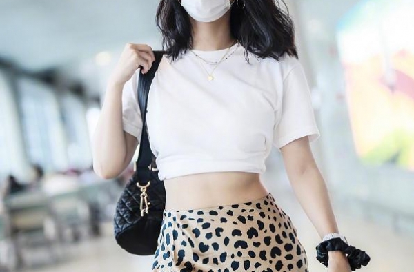 当李菲儿的梨形身材撞上姚晨的沙漏身材，一个太妖娆，一个很保守