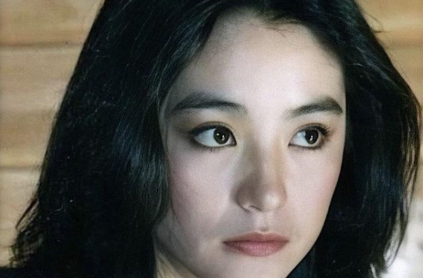林青霞身材美翻！泳装披牛仔外套好身材藏不住，美女配游艇好美