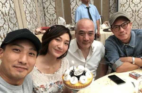 70岁徐少强与儿子聚餐，父子长相如复制粘贴，前女友雪梨未露面