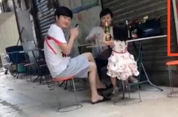 王大治携妻女外出就餐，吃路边小摊超节俭，妻子颜值高不输董洁