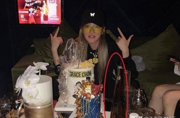 和罗志祥分手后，周扬青生日过得真尽兴，爸爸送豪宅妈妈送名包