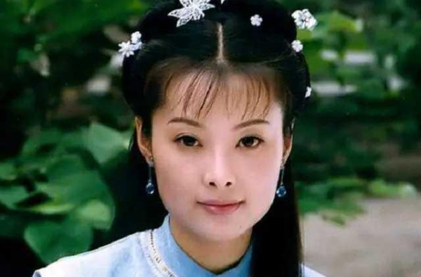 袁立终于打扮，小黑裙配精致妆容很贵气，发福身材挡不住好气质