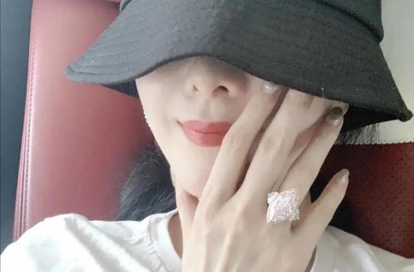 李湘鸽子蛋后，范冰冰生日晒粉钻“艳压”，网友：明星赚钱真快